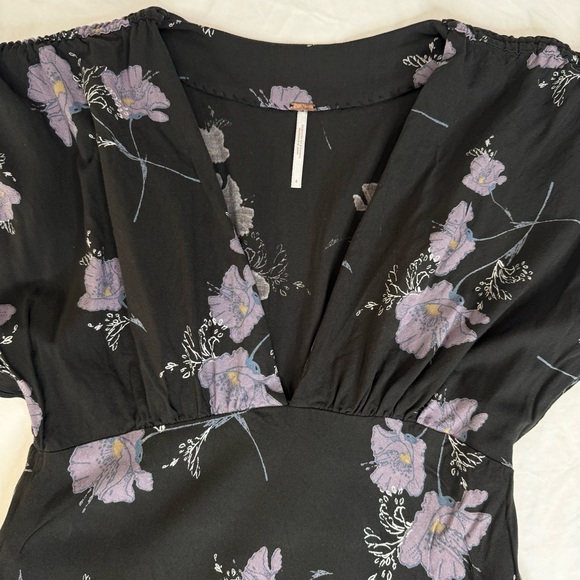 Free People Black Purple Floral Mini Dress Size 4 Deep VNeck Flutter Sleeve Boho - Picture 2 of 11